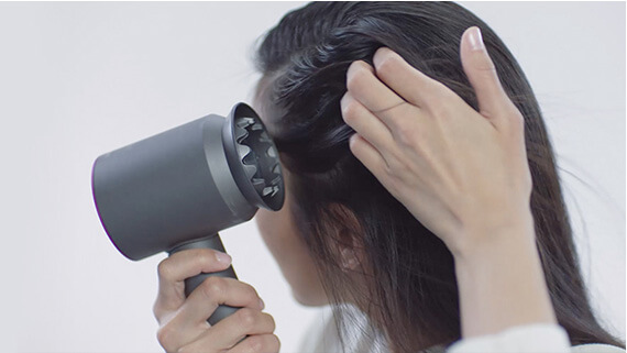 Video about how to use the Dyson Supersonic™ hair dryer Gentle air attachment