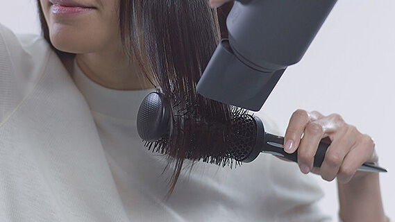 Video about how to use the Dyson Supersonic™ hair dryer Smoothing nozzle