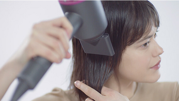 Video about how to use the Dyson Supersonic™ hair dryer Styling concentrator