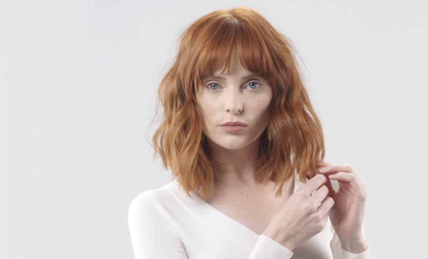 Gros plan de face du Styler Dyson Airwrap™ enroulant une mèche de cheveux.