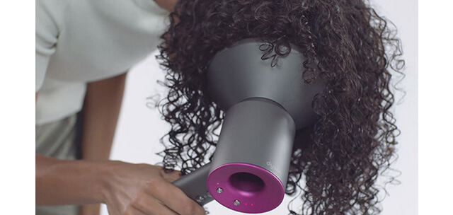 Video about how to use the Dyson Supersonic™ hair dryer Diffuser