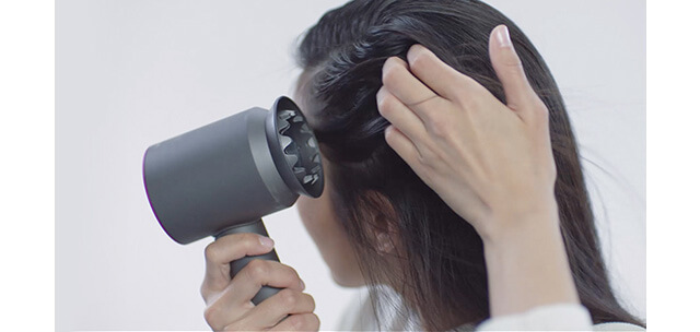 Video about how to use the Dyson Supersonic™ hair dryer Gentle air attachment