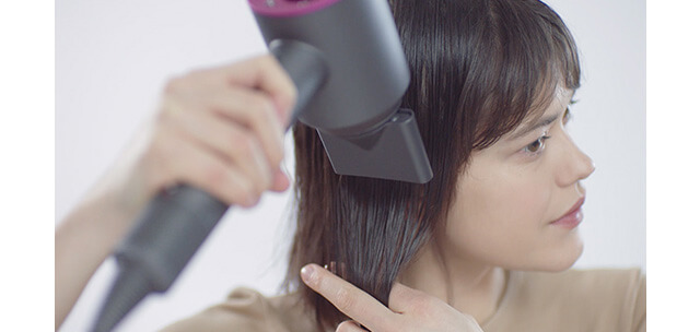 Video about how to use the Dyson Supersonic™ hair dryer Styling concentrator