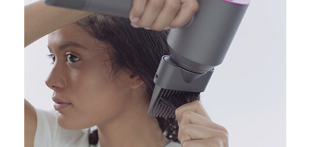 Video about how to use the Dyson Supersonic™ hair dryer Wide-tooth comb attachment